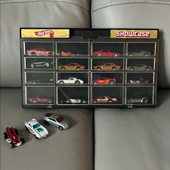 Hot Wheels Die-Cast Car Showcase - Picture 1 of 2